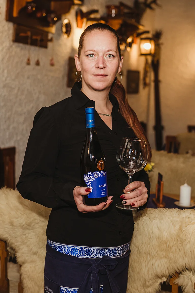 cérečka Míša – obsluha ve Valašské kolibě Fojtka